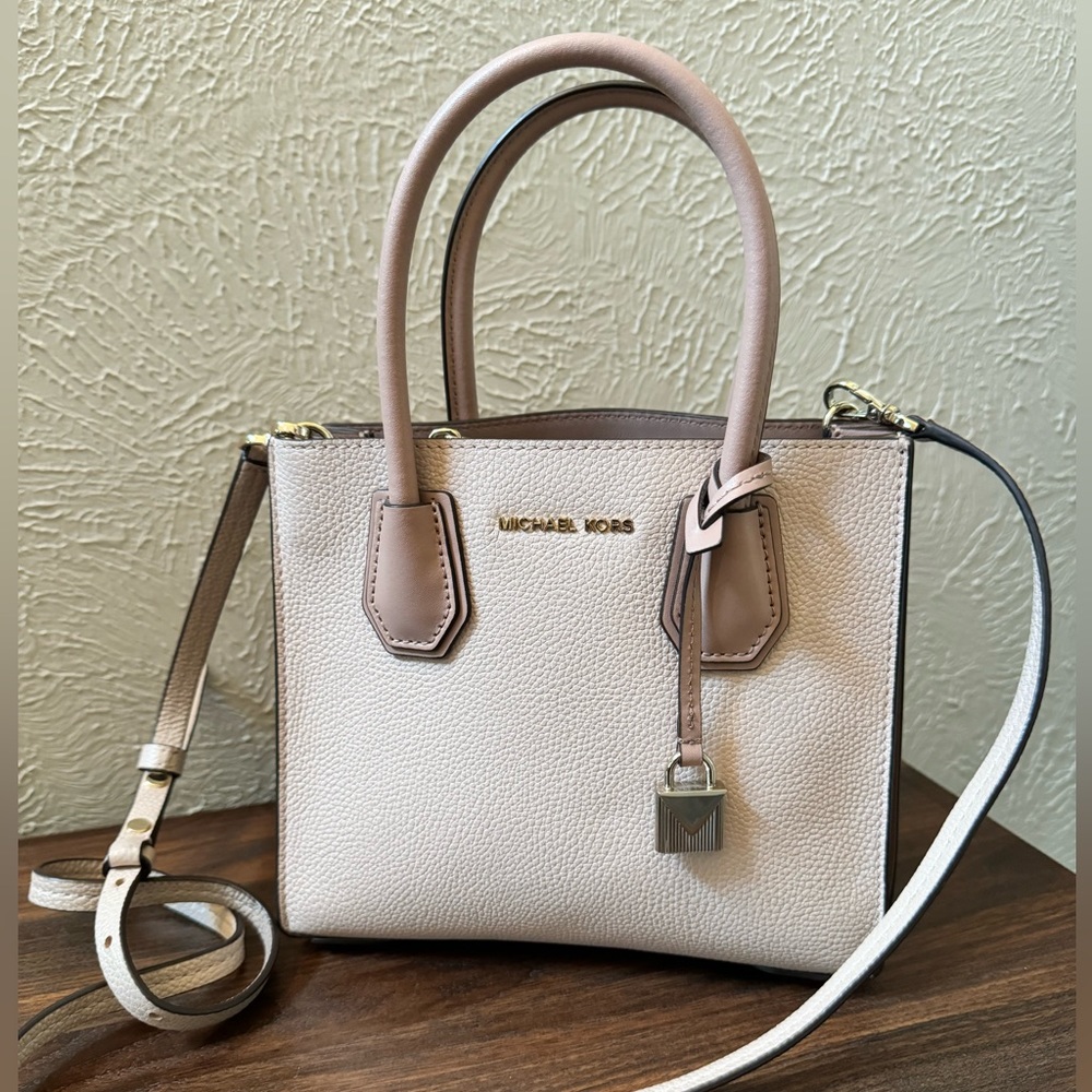 LIKE NEW Michael Kors Mercer Medium Crossbody
